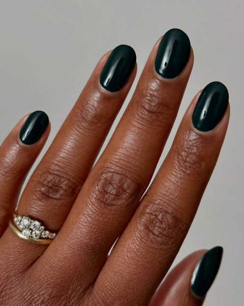 dark green nails a 2025 winter nail polish color trend on melanated.mani